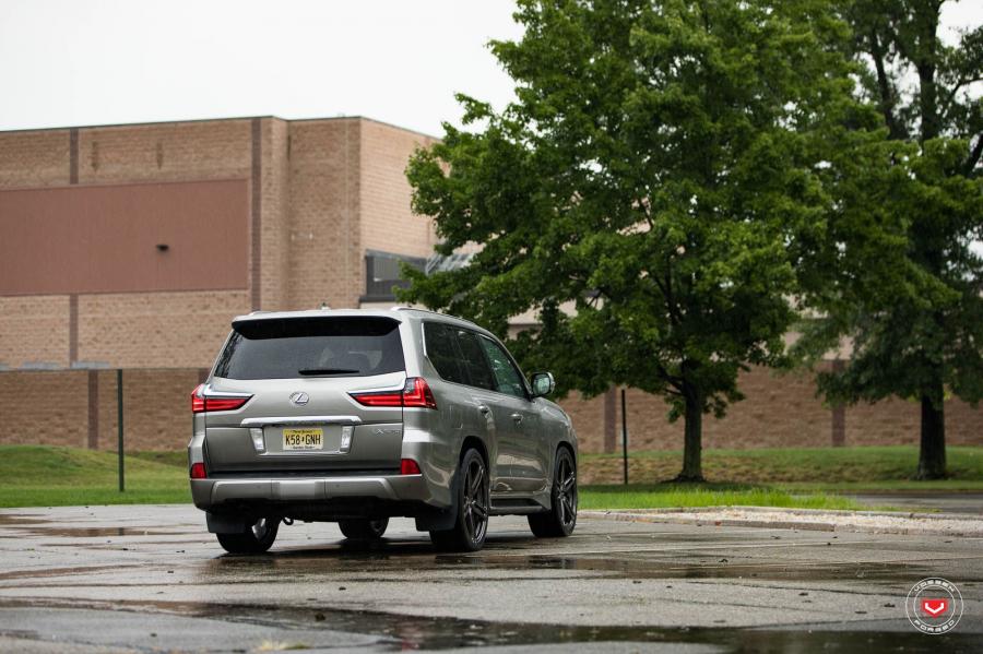  Lexus LX570 on Vossen Wheels (HC-1) 2017 года  (фото 4 из 43)